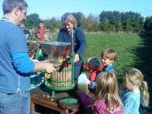 children-apple juicing-camelcsa171010