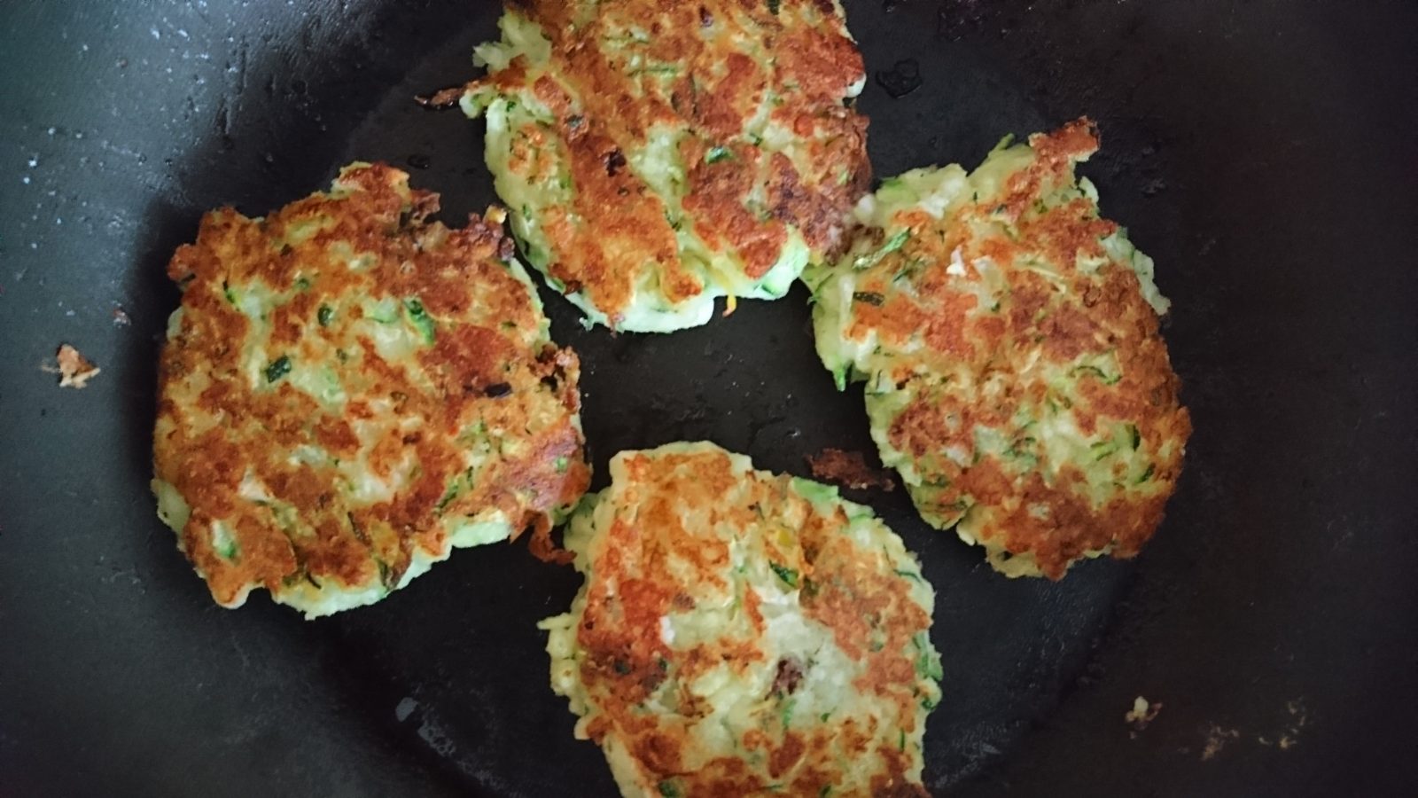 courgette-halloumi-fritters-camelcsa-100718
