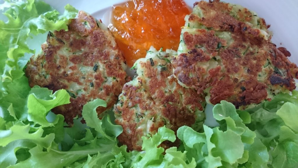 courgette-halloumi-fritters-plate-camelcsa-100718